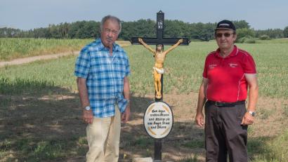 Bild: chl
Maler Albert Meier (links) und Josef Schön (rechts) haben das Feldkreuz zwischen Altmannshof und Laubhof instandgesetzt. Bild:chl