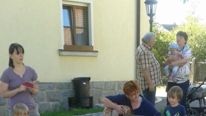 Bild: öt
Beim Kleinkindergottesdienst bilden die Buben und Mädchen die Erde nach.