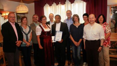 Bild: wro
„Alles Gute auf dem weiteren Lebensweg“, wünscht die KEB-Vorstandschaft ihrem scheidenden Seelsorger Cyprian Anyanwu. Von links: Reinhard Schön, Christa Malzer, Hans Stelzl, Vorsitzende Anneliese Krenkel, Gerhard Haller, Pfarrer Cyprian Anyanwu, Arthur Spörrer, Gisela Wenning, Kerstin Franz, Tobias Franz und Elke Burger.