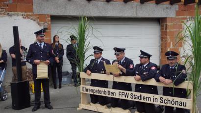 Bild: mmj
Stadlerns Feuerwehr-Vorsitzender Michael Riedl (knieend, Zweiter von links) trug der Schönauer Wehr die Bitte um Übernahme der Ehrenpatenschaft vor.