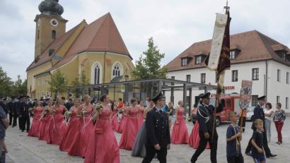 Bild: Werner Schulz
Im Heer der dunkelblauen Uniformen markieren die Festdamen – hier die Hirschauer – mit ihren Festgewändern leuchtende Farbtupfen.