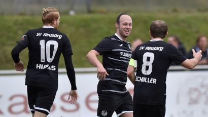 Bild: Alfred Schwarzmeier [af] (alfred.schwarzmeier@oberpfalzmedien.de)
SV Neusorg - DJK Ebnath 2:1Tobias Holzinger (Mitte) jubelt nach dem 1:0 mit Sergej Schuller (rechts) und Rene HupasZum Jubeln hatte der SV Neusorg in der vergangenen Saison nur wenig Grund. Nach dem Abstieg aus der Kreisliga soll unter Neu-Trainer Christian König in der Kreisklasse West ein Neuanfang gestartet werden.