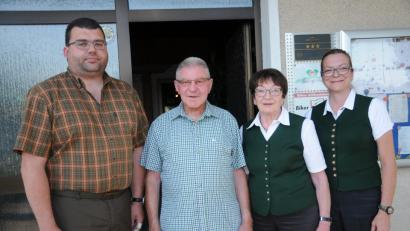 Bild: Gebhardt
Würdiger Abschied für einen langjährigen Aktiven: Von links Stefan Frank, Harry Vogel, Lore und Belinda Kaiser (BJV-Kreisgruppe).