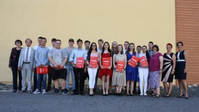 Bild: edo
Zum erfolgreichen Schulabschluss an der Mittelschule gratulierten unter anderem (von links) Rektorin Ulrike Neiser, Schulverbandsvorsitzender und Bürgermeister Werner Walberer, Klassenleitung Yvonne Walter (Dritte von rechts), Elternbeiratsvorsitzende Barbara Krauthahn (Zweite von rechts) und Konrektorin Eva-Maria Ficker (rechts) den jungen Männern und Frauen.