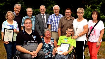 Bild: R. Kreuzer
Bild: R. Kreuzer Geselligkeit war Trumpf beim Sommerfest des BVS Weiden am Schießlweiher. Und die Geehrten mit den Ehrengästen.