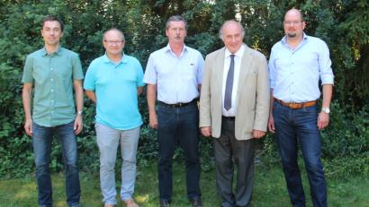 Bild: exb
Ernst Hermann (Mitte) geht in den Ruhestand. Andreas Staufer, Heinrich Hertel, Georg Hecht und Tobias Lang (von links) verabschieden ihn.