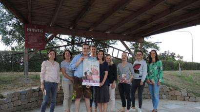 Bild: vv
Die Vorfreude wächst: Die Mitglieder von Ladies Circle Weiden und Wirt Jürgen Füssl freuen sich auf das zweite Open-Air-Kino im Biergarten von „D’ Wirtschaft“. Der Erlös ist für den guten Zweck.