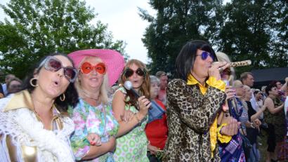 Bild: bey
Brad Hering ist der Liebling der Damen, die sich extra fürs Konzert herausgeputzt haben.