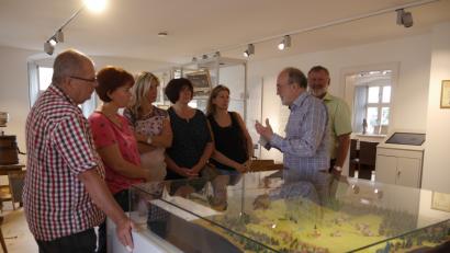 Bild: ebr
Karl Schneider (Zweiter von rechts) tauscht sich im Lohhäuser-Museum im Alten Mähringer Rathaus mit den Anwesenden über das ehemalige Dorf aus. Auch Bürgermeister Josef Schmidkonz (rechts) hört gespannt zu.