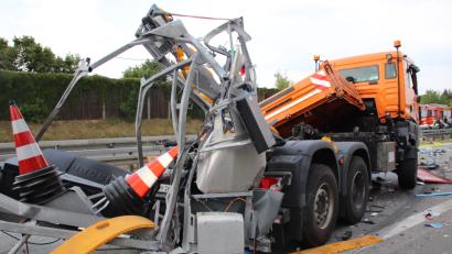 Bild: Thomas Dobler
Der Sicherungsanhänger der Autobahnmeistere hat nur noch Schrottwert. Auch der vorgespannte Lastwagen wurde stark beschädigt. Dem Fahrer passierte nach ersten Erkenntnissen nichts.