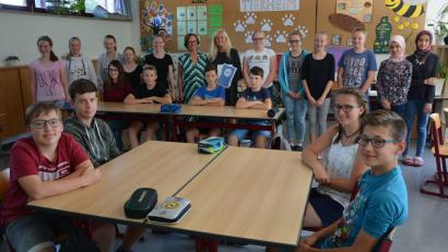 Bild: jr
Im Klassenraum der M7 wurde die neue Schulradiogruppe „SOA“ vorgestellt. Täglich werden hier die neuesten Nachrichten aus aller Welt vorgelesen.