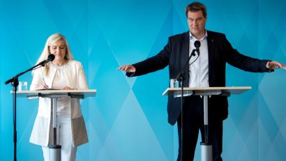 Bild: Sven Hoppe/dpa
Ministerpräsident Markus Söder (CSU) und Gesundheitsministerin Melanie Huml nehmen nach einer auswärtigen Kabinettssitzung im Klinikum der Universität München am Campus Großhadern an einer Pressekonferenz teil. Themen der Sitzung waren Gesundheit und Pflege.