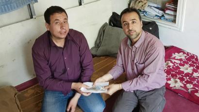 Bild: jak
Dr. K. (rechts/Name aus Sicherheitsgründen abgekürzt), Mitarbeiter der Kinderhilfe Afghanistan, übergibt Abdullah I. einen Geldbetrag.