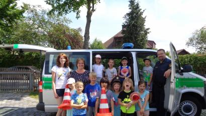 Bild: twg
Die Vorschulkinder des Kinderhauses Steinwaldzwerge kennen sich Dank Polizist Carsten Landgraf nun bestens im Straßenverkehr aus.