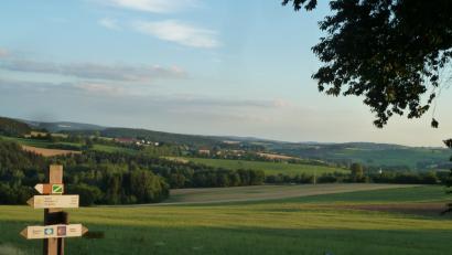 Bild: Gertraud Portner
Auf dem Jakobsweg bei Fuchsberg wartet eine tolle Fernsicht.