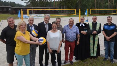 Bild: Kunz
Der Turnerbund weihte am Sonntag die neuen Beachvollyball-Plätze ein. V.l. Georg Binner, Dagmar Nachtigall, Reinhard Meier, Bernhard Schlicht, Ilona Lux-Rath, Herbert Tischler, Klaus Kunz, Pfarrerin Stephanie Endruweit, Pfarrer Peter Brolich und Peter Rathgeber.