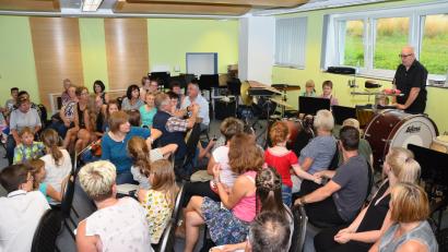 Bild: fjo
"Bitte umdrehen" heißt es fürs Publikum immer wieder einmal, wenn der Nachwuchs in der hintersten Reihe mit seinem Einsatz dran ist.