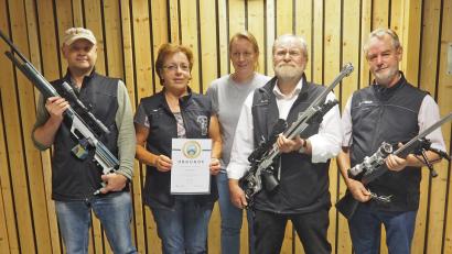 Bild: Dobmeier
Das erfolgreiche FSG-Team, das bei der Bayerischen Meisterschaft in München-Hochbrück antrat (von links): Michael Wirth, Bayerische Vizemeisterin Irmgard Knöbl über 100 Meter, 2. Schützenmeisterin Claudia Glaubitz, Erwin Knöbl und Günter Treffert. Bild: Dobmeier