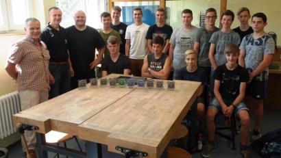 Bild: exb
Stolz präsentierten die Schüler der Landgraf-Ulrich-Schule Pfreimd die LED-Rundlauf-Uhren, die sie in der Ausbildungswerkstatt der Nabburger Firma EMZ-Hanauer unter Anleitung von Ausbilder Christoph Müller gebaut hatten.