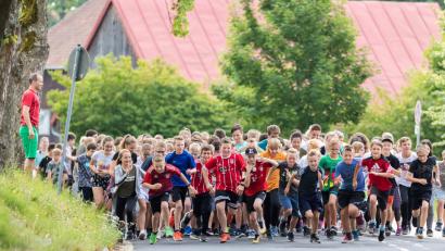 Bild: jzk
„Auf die Plätze, fertig, los“, lautet das Kommando von Sportlehrer Simon Farnhammer (links) beim Sponsorenlauf der fünften und der sechsten Klassen der Kemnather Realschule.