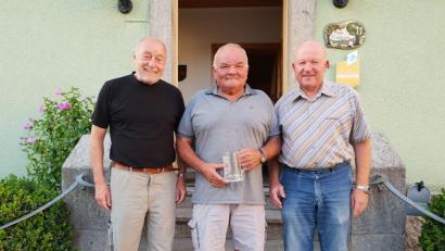 Bild: exb
Das Foto zeigt (von links) den neuen DJK-Fördervereinvorsitzenden Albert Üblacker, ehemaligen Vorsitzenden Alois Konrad und DJK-Vorsitzenden Hubert Mark.