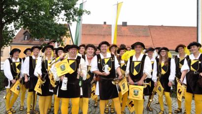 Bild: es
Unterschiedlich große Krüge erhalten Leiter Rainer Dobmeier (vorne, links) für 30 Jahre, Josef Schneider (Mitte) für 15 Jahre Mitspielen in der Fanfarengruppe. Die Laudatio auf den Leiter hält Kassier Norbert Dobmeier (rechts).