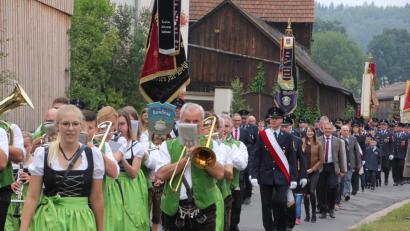 Bild: kro
Angeführt von der Stiftländer Jugend- und Blaskapelle zog ein imposanter Kirchenzug durch Kondrau.