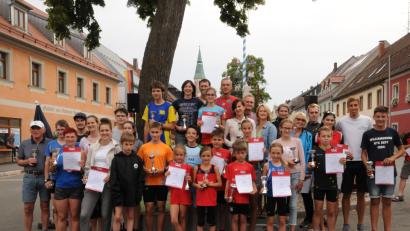Bild: bey
Nach dem letzten Lauf des OVL-Cup 2018 in Pleystein versammelten sich die Sieger der Endwertung zum Gruppenfoto.