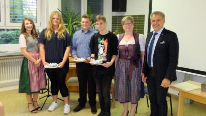 Bild: exb
Ausgezeichnet wurden die Schulbesten im Quali. Im Bild (von links) Klassenleiterin Nadine Meiler, Lena Haberkorn (Note 2,2), Thomas Weiß (Note 2,1), Schmitz Marlon (Note 1,9), Rektorin Gisela Kastner und Bürgermeister Roland Grillmeier.