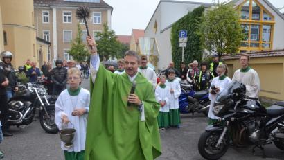 Bild: Kunz
Stadtpfarrer Markus Schmid segnet die Bikes der Gottesdienstbesucher.