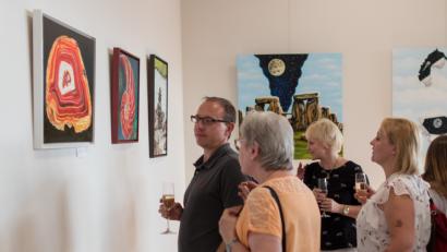 Bild: dtr
Bei der Eröffnung der Ausstellung mit Sektempfang sind die Besucher von der Vermischung von Wissenschaft und Kunst begeistert.