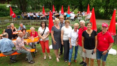 Bild: Dobmeier
Schirmherrin MdL Anette Karl (Fünfte von rechts) nennt die SPD AG 60plus die „Stoßtruppe der SPD“, wenn es um Fragen der Senioren geht. Sie verstehen auch zu feiern.