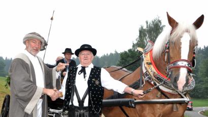 Bild: es
Zweiter Bürgermeister Hans-Peter Klünner (links) ehrt Kutschenfahrer Michael Stubenvoll für die 20.Teilnahme am St.Jodoktitt mit einer Jodokritt-Medaille.