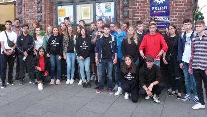 Bild: dob
Die Reisegruppe stellte sich vor der David-Wache auf der Reeperbahn zu einem Gruppenbild auf.