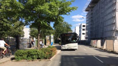 Bild: Maximilian Wies
Hin und weg. Die Bus-Kaps wie hier stadtauswärts am Stadtfriedhof, verkürzen die Zeiten an den Haltestellen.