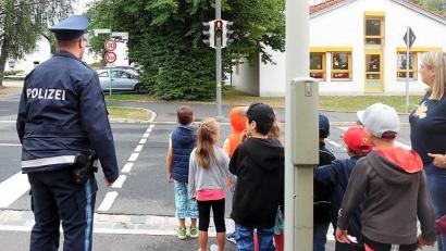 Bild: mez
Das richtige Verhalten im Straßenverkehr zeigte Polizeihauptmeister Carsten Landgraf bei seinem Besuch im Kindergarten.