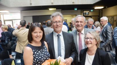 Bild: Gabi Schönberger
Helmut Matejka (Zweiter von links) geht in den Ruhestand. Umringt von Ehefrau Heidi (links), Oberbürgermeister Kurt Seggewiß und seiner Stellvertreterin Edith Lippe (rechts) nimmt der Schulleiter des Augustinus-Gymnasiums Abschied von der Schulfamilie.