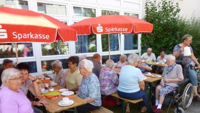 Bild: is
Bei Kaffee und Kuchen lassen es sich die Senioren beim Sommerfest des Altenheims St. Josef gut gehen.