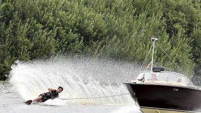 Bild: Hubert Ziegler
Wie der Vater, so der Sohn: Der für den WSC Haidweiher startende Tim Wild, Sohn des mehrmaligen Europa- und Weltmeisters Steffen Wild, gewann bei den deutschen Wasserski-Meisterschaften Gold im Slalom (Bild), Trickski, Springen und in der Kombination.