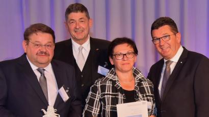 Bild: StMWi/Siegbert Heuser/exb
Den Preis "Bayerns Best 50" nahmen die Geschäftsführer des Liebensteiner Kartonagenwerk, Bernhard Schön (links) und Elfriede Schön, entgegen.