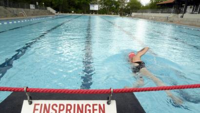 Bild: Petra Hartl
Eine einsame Schwimmerin zieht im Hocko ihre Bahnen.