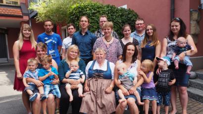Bild: wmi
Hedwig Scherm genießt es, im Kreise ihrer großen Familie zu sein. Besonders ihre 15 Enkel und 7 Urenkel haben es ihr angetan. Mit ihnen, ihren Kindern sowie zahlreichen Bekannten und Verwandten feiert sie auch ihren 85. Geburtstag.