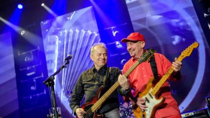 Bild: Matthias Balk/dpa
Sänger und Bassist Günther Sigl (links) und Gitarrist Barny Murphy kommen am Samstag, 28. Juli, zum Oberpfalz-Festival nach Tännesberg. Und sie sind nicht die einzige Band, die weithin bekannt sein dürfte.