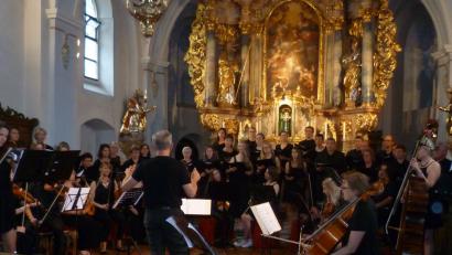Bild: tie
Auftritt in der Miesbergkirche: das gesamte Ensemble mit Solistin Astrid Panaget (links) und Dirigenten Johannes Windisch.