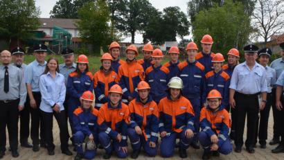 Bild: dob
16 junge Leute aus drei Ortsfeuerwehren stellen sich der Prüfung zur Bayerischen Jugendspange. Sie ist die erste von vielen folgenden Leistungsprüfungen im Leben der Wehrleute.