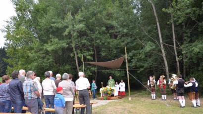 Bild: gi
Gut angenommen wurde die Freiluftmesse am Badeweiher in Etzgersrieth, welche die Landjugend bestens organisiert hat.