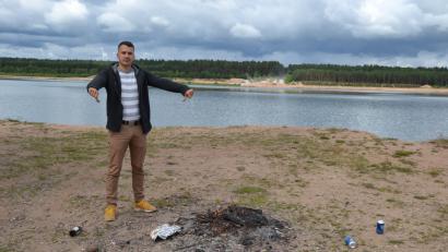 Bild: Anne Spitaler
Schluss mit dem ganzen Müll am Dießfurter Freizeitsee. Enzo Löchel will ein Zeichen setzen und lädt deshalb zu einer Aufräumaktion am 4. August um 17 Uhr ein.