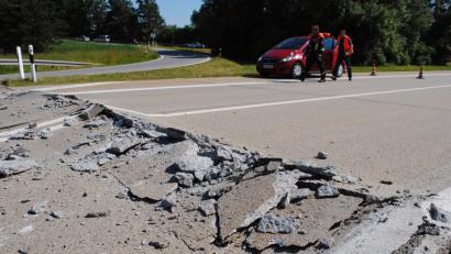 Bild:  Walter Dennstedt/mittelbayerische.de/dpa
Schock auf der A93: 2013 wölbte sich der Asphalt an der Anschlussstelle Abensberg durch die Hitze auf.