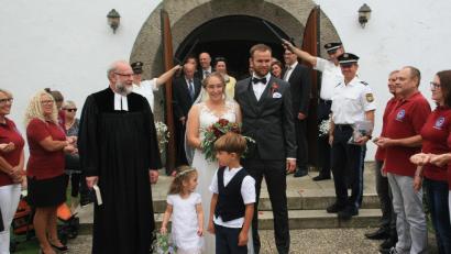 Bild: wro
Den Bund der Ehe schlossen Kristina Ruß und Bastian Ernstberger. Getraut wurden sie in der Auferstehungskirche von Pfarrer Martin Schlenk.