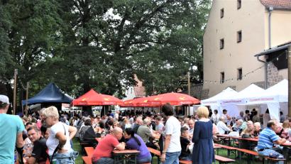 Bild: rgr
Viele Besucher ließen es sich beim Annafest am Kastenhaus gut gehen. Die Grafenwöhrer Feuerwehr übernahm die Bewirtung.